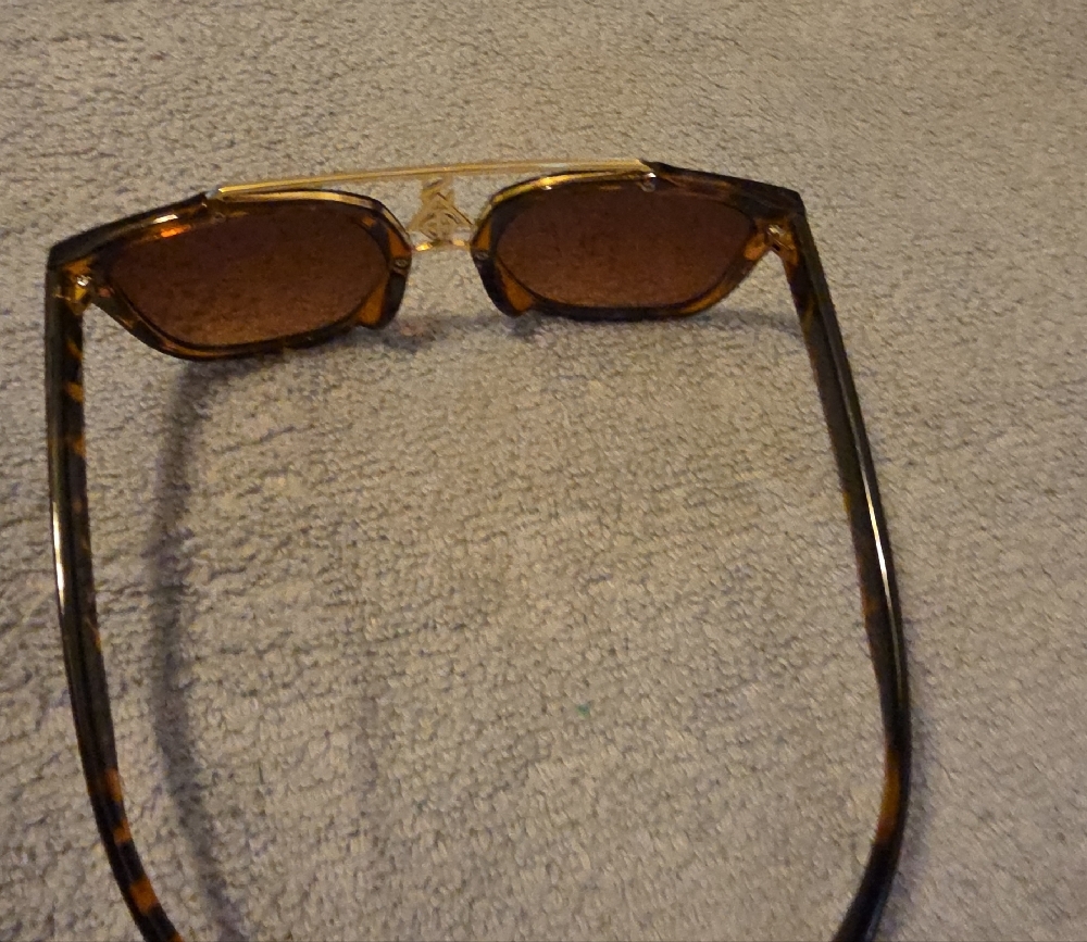 Stylish Tortoise Shell Sunglasses - Picture 5 of 5